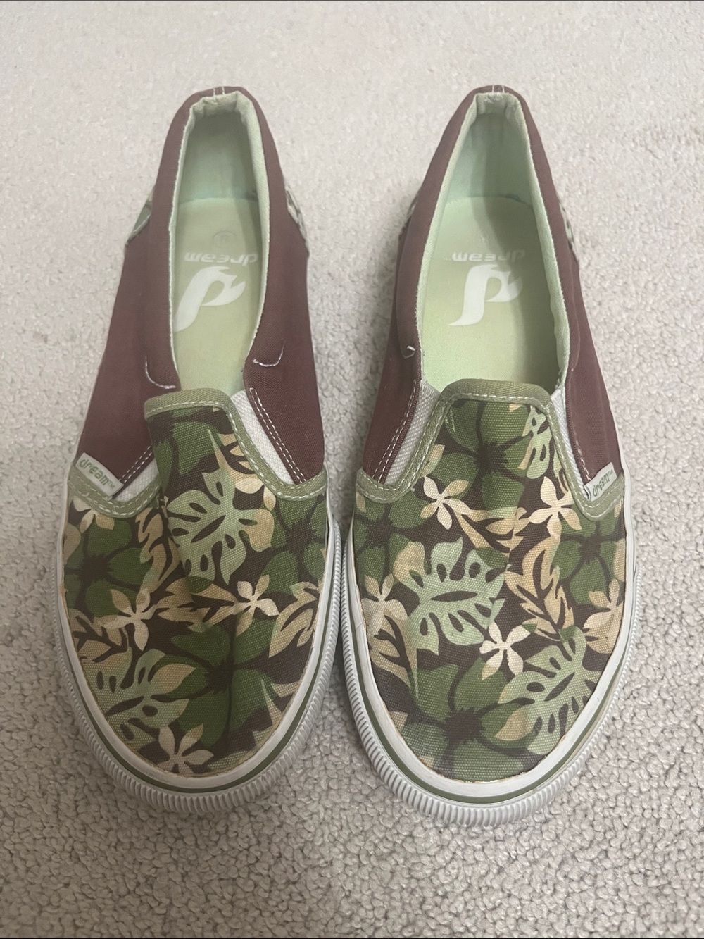 Slip-on shoes with green and brown jungle design